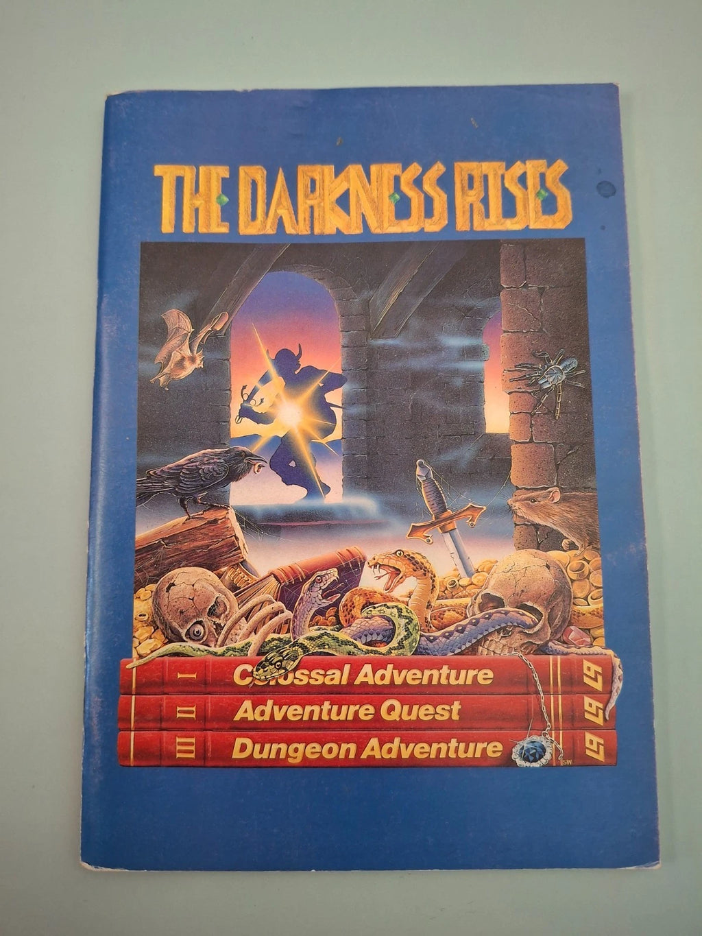 Vintage 1986 "The Darkness Rises" Novella & Game Manual – Jewels of Darkness / Level 9 (Good Condition)
